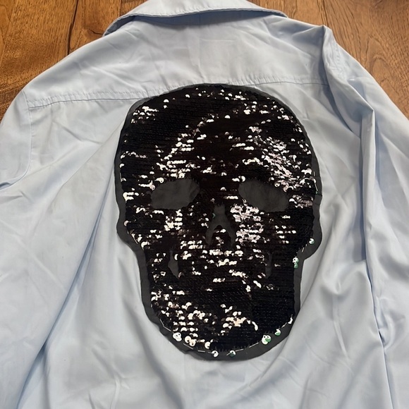 NWT Cherish Woman’s Multi Color Skull Light Blue Button Down Size S - Picture 6 of 7